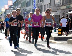 1)Die Oberstufenschüler unterwegs auf der 820 m Runde